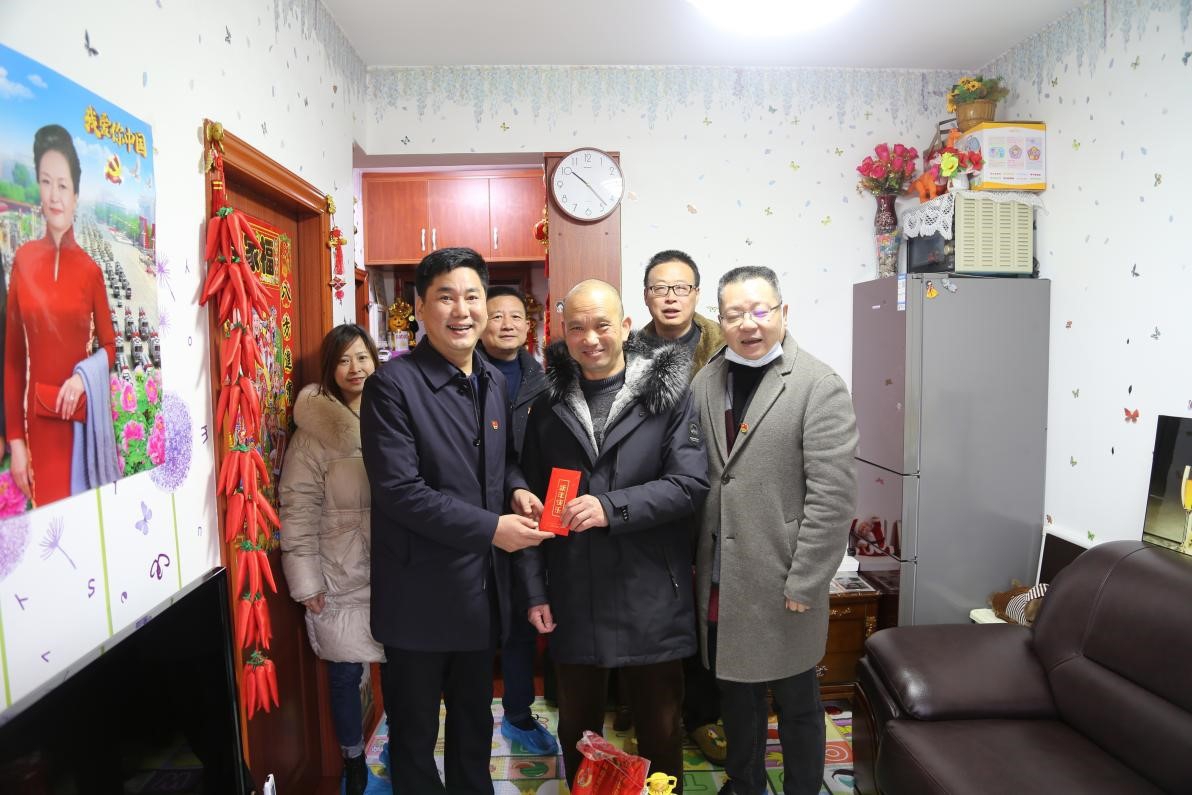 公司開展春節(jié)慰問送溫暖活動 公司開展春節(jié)慰問送溫暖活動